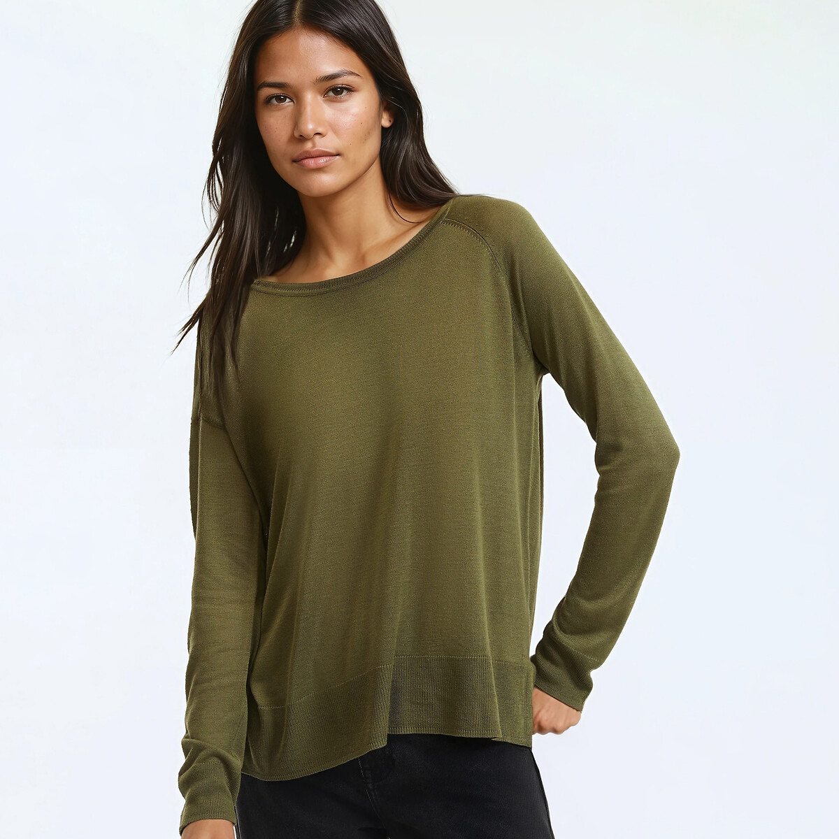 Μακρυμάνικο πλεκτό με λεπτή πλέξη και στρογγυλή λαιμόκοψη