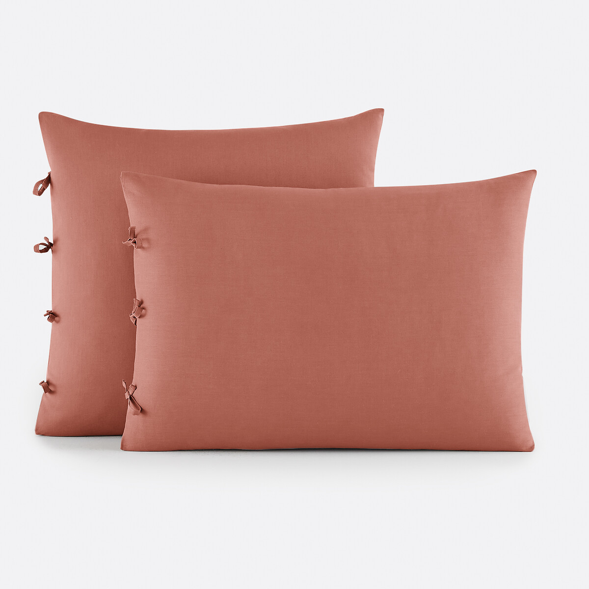 Βαμβακερή μονόχρωμη μαξιλαροθήκη με φιογκάκια 63x63 cm