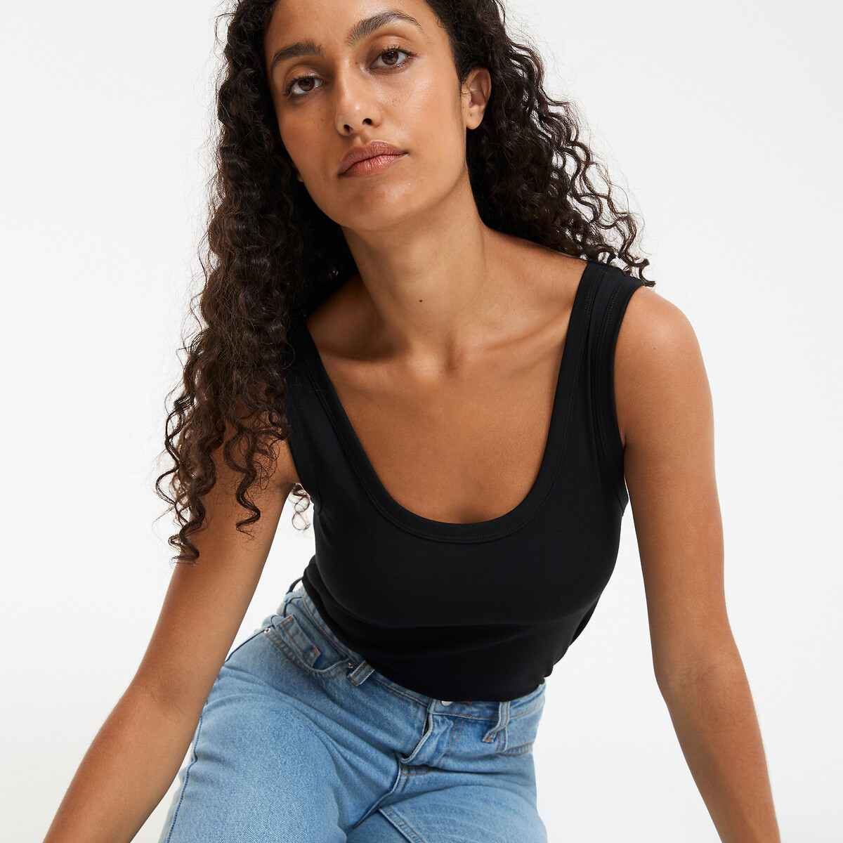 Αμάνικη μπλούζα με στρογγυλή λαιμόκοψη