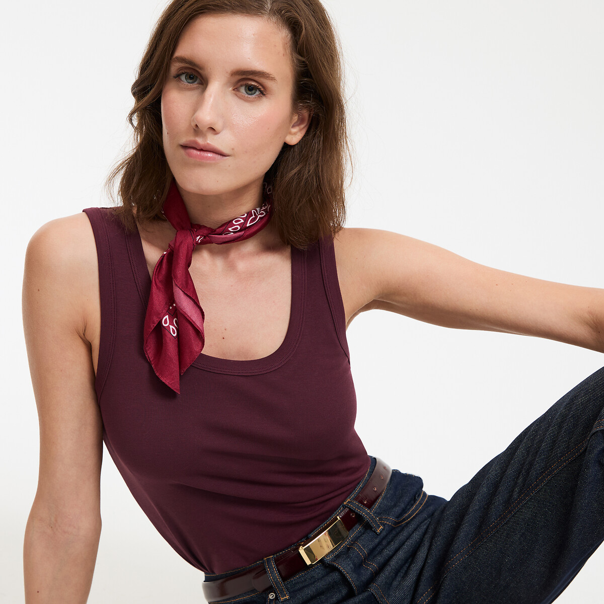 Αμάνικη μπλούζα με στρογγυλή λαιμόκοψη