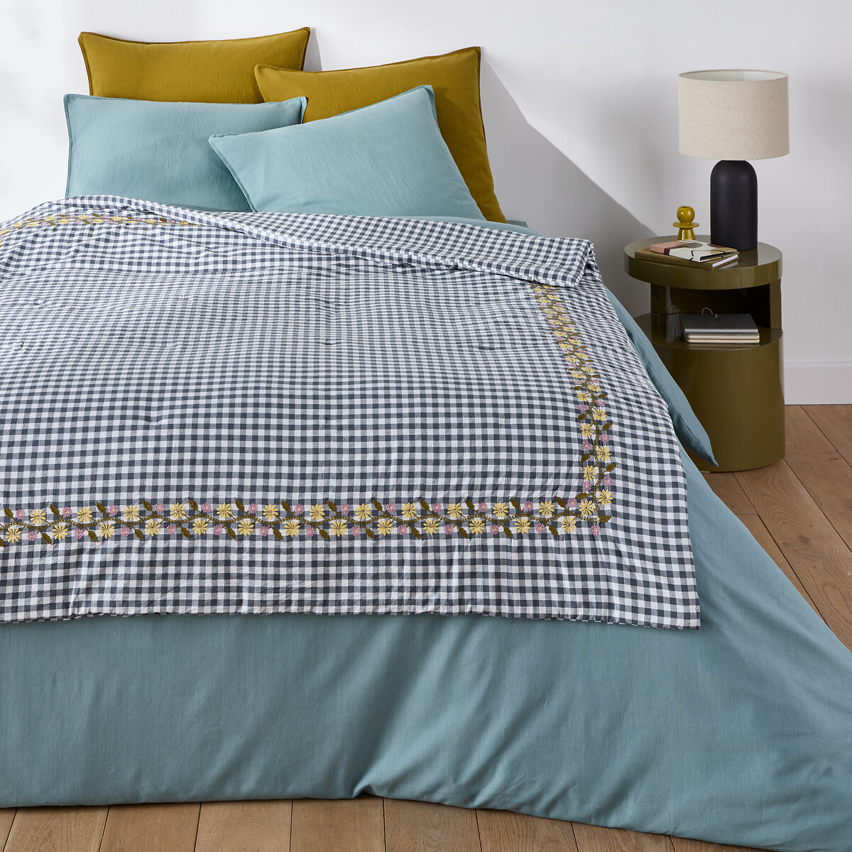 Καπιτονέ κάλυμμα κρεβατιού με μικρά καρό και κέντημα 150x150 cm