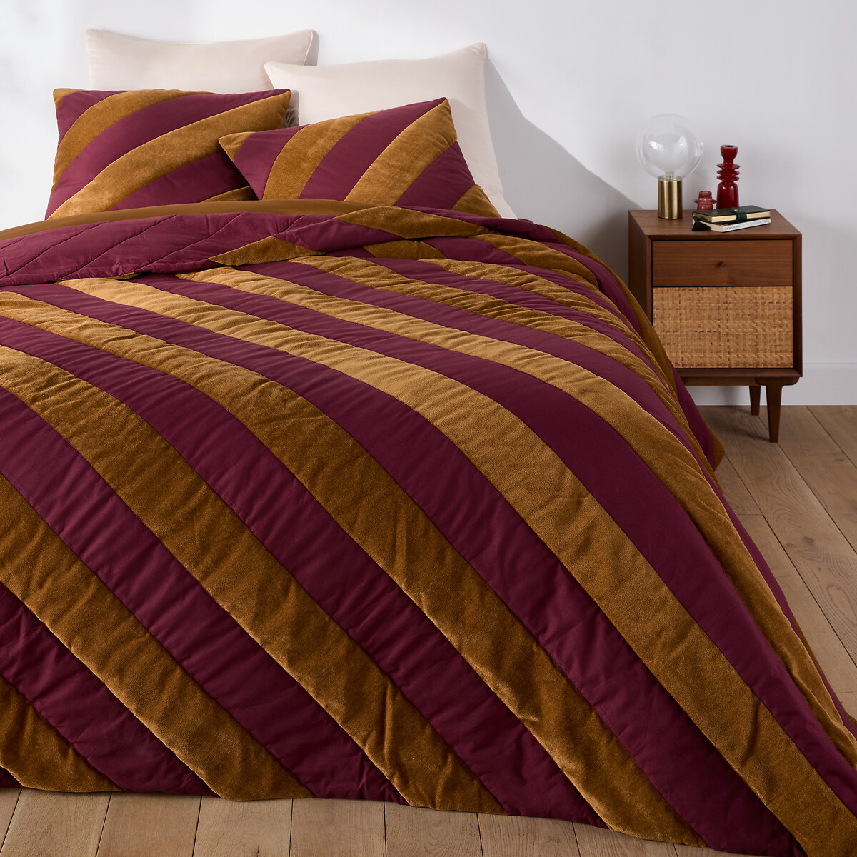 Καπιτονέ κάλυμμα κρεβατιού με ρίγες 180x230 cm