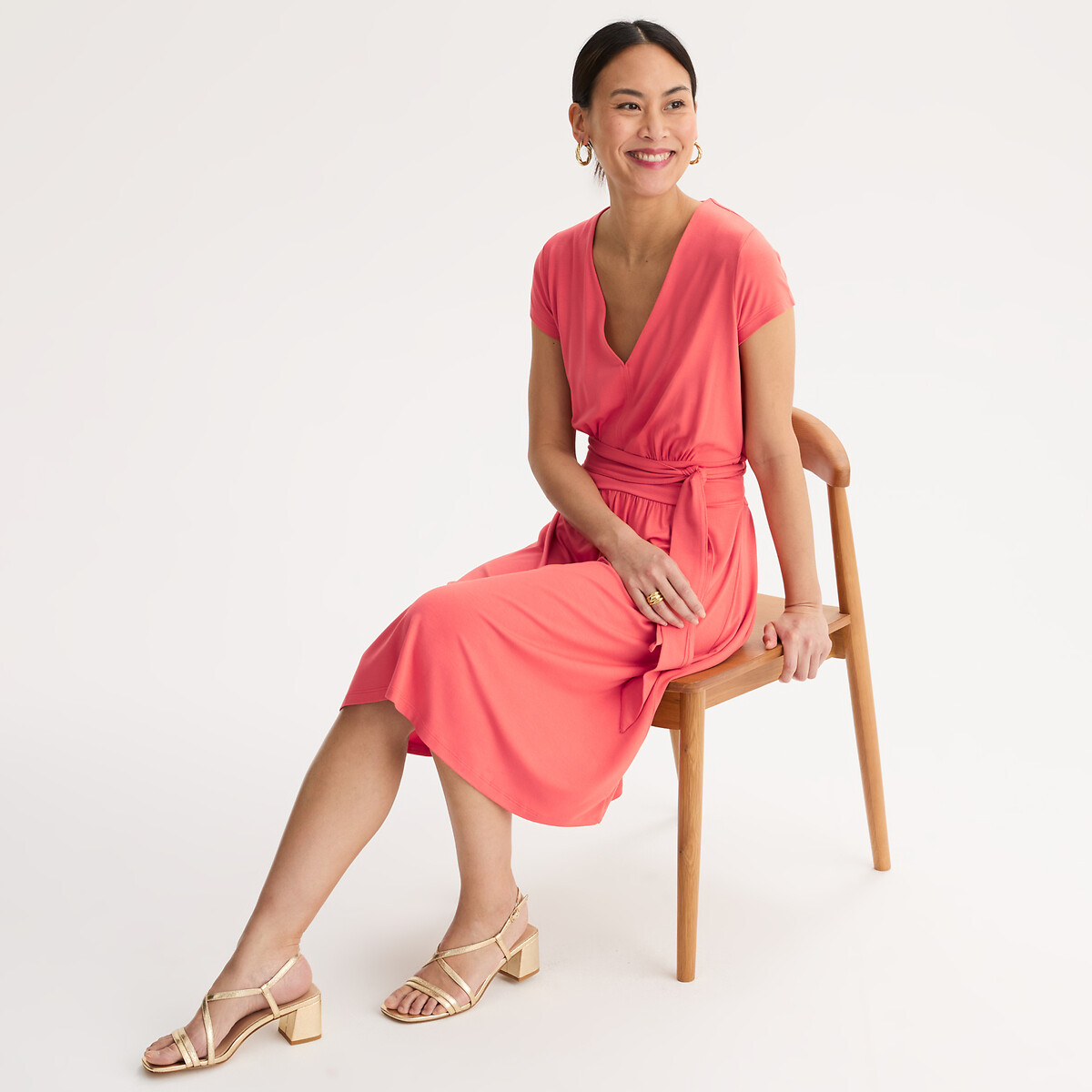 Κοντομάνικο μίντι φόρεμα σε εβαζέ γραμμή