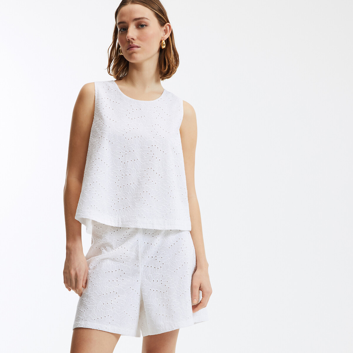 Αμάνικο τοπ με κέντημα και στρογγυλή λαιμόκοψη