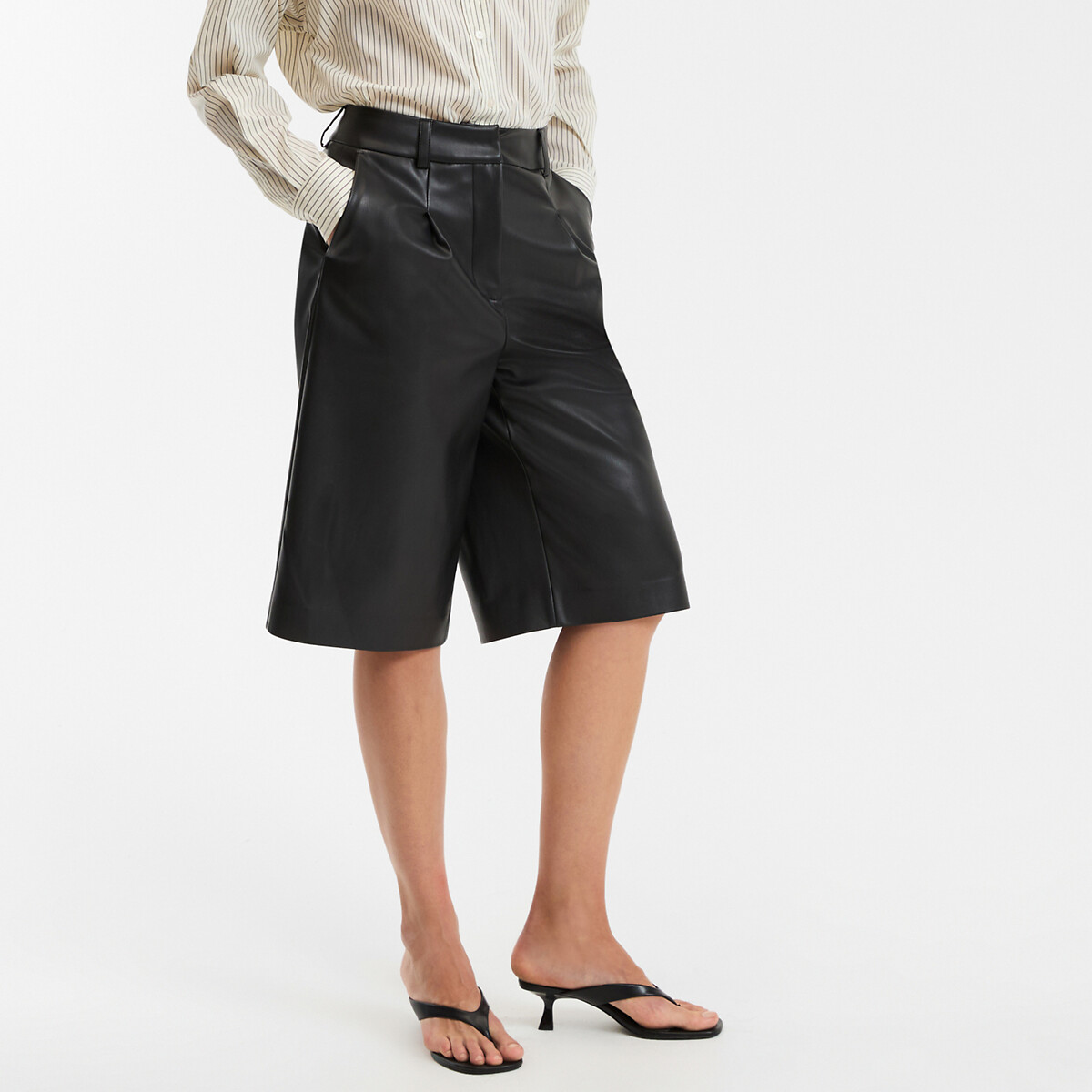 Βερμούδα με πτυχές σε τεχνητό δέρμα