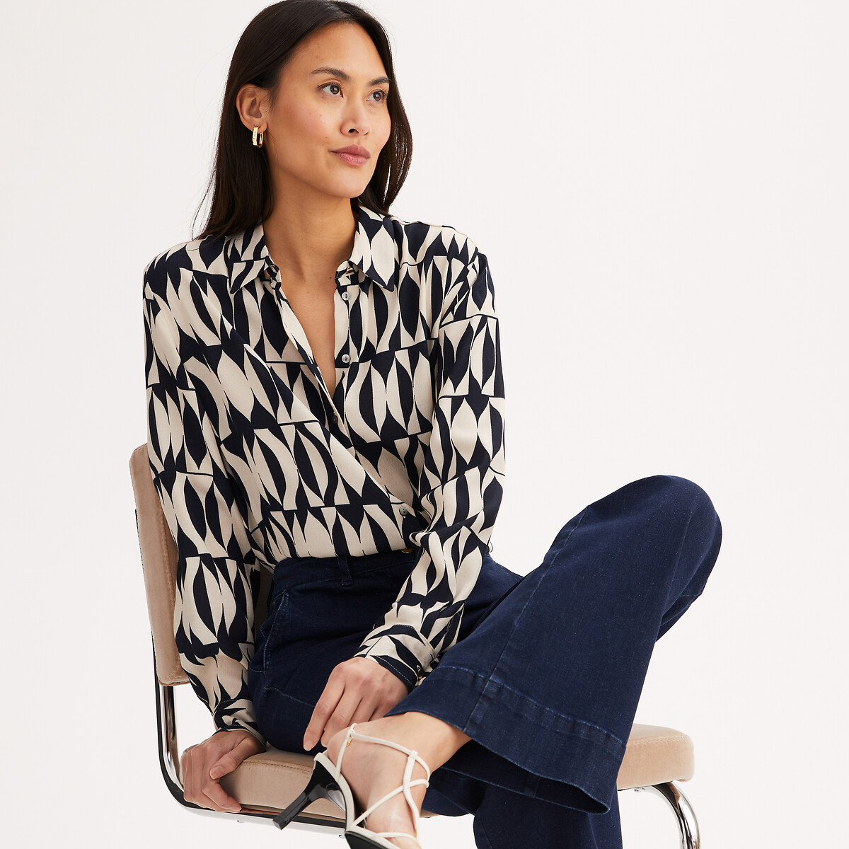 Αέρινο πουκάμισο με γραφικό μοτίβο και μακριά μανίκια