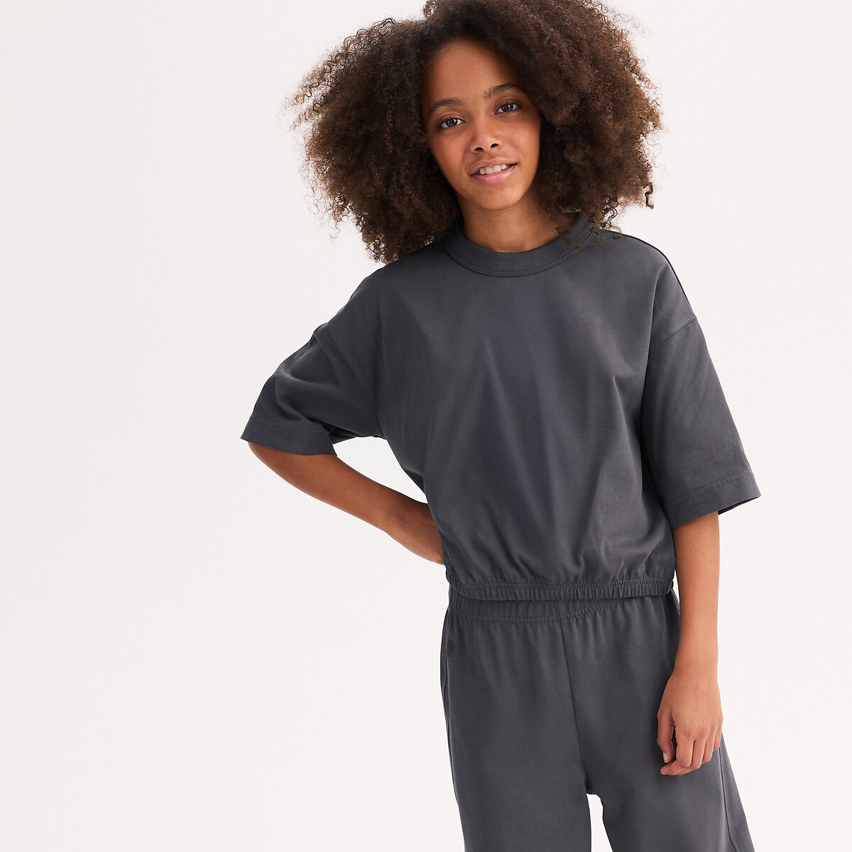 Ελαστικό μπλουζάκι με στρογγυλή λαιμόκοψη και κοντά μανίκια