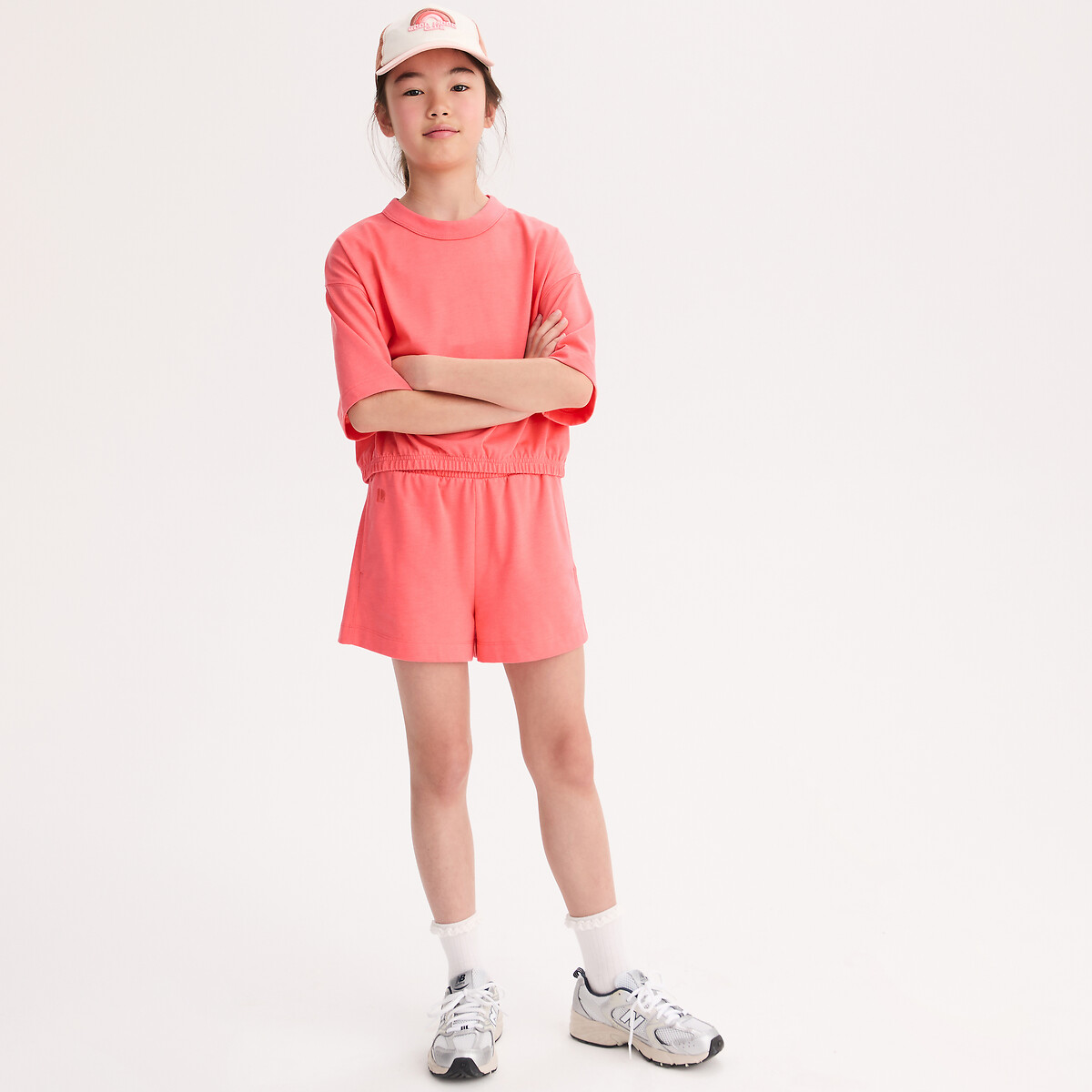 Ελαστικό μπλουζάκι με στρογγυλή λαιμόκοψη και κοντά μανίκια