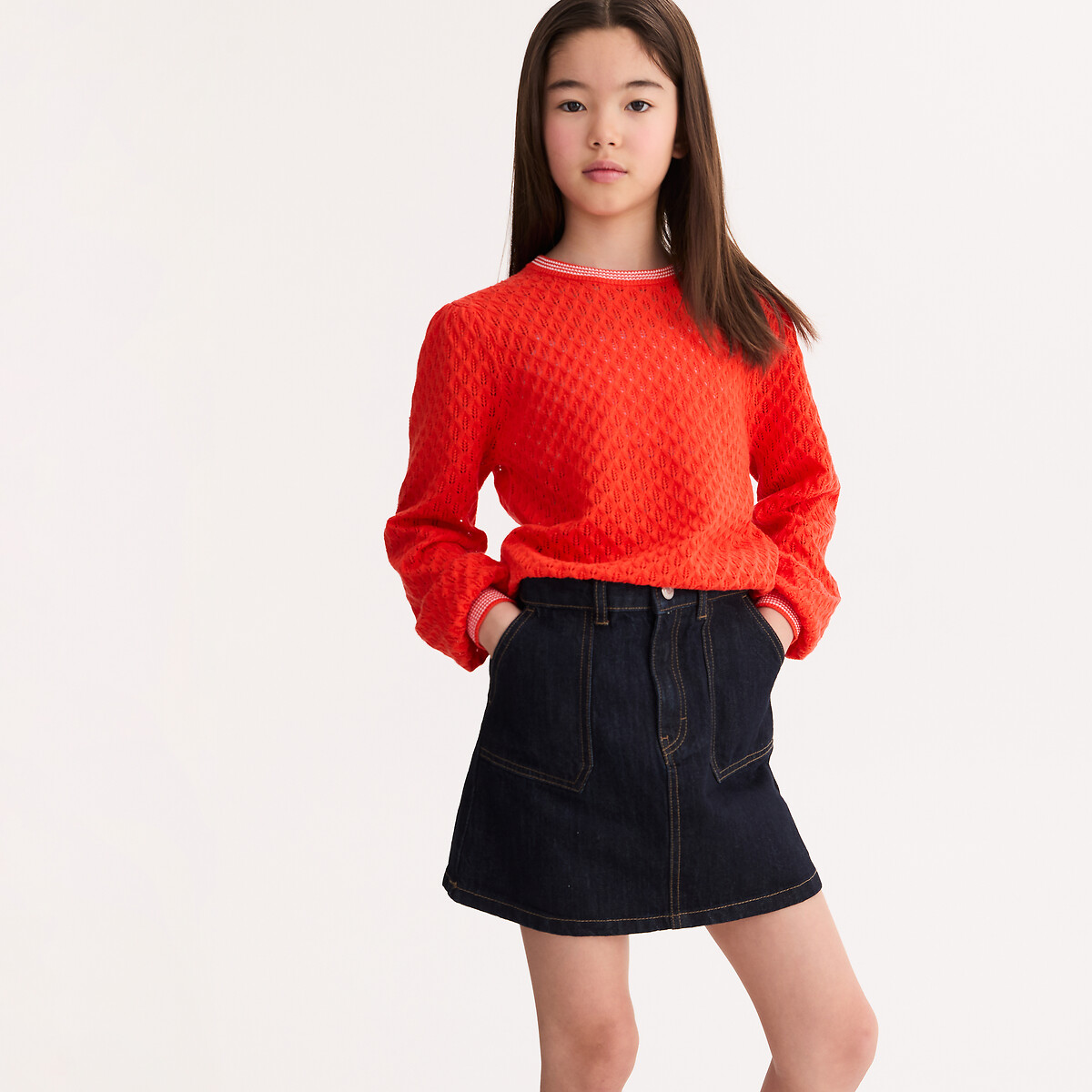 Πλεκτή μπλούζα με διακοσμητικά ανοίγματα και ριγέ στρογγυλή λαιμόκοψη