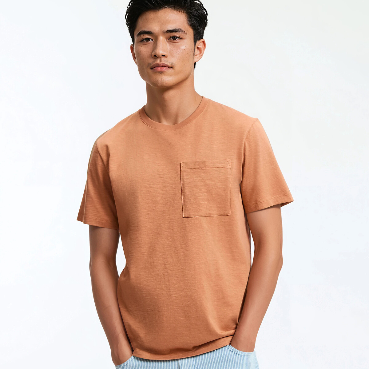 Βαμβακερό t-shirt με στρογγυλή λαιμόκοψη και κοντά μανίκια