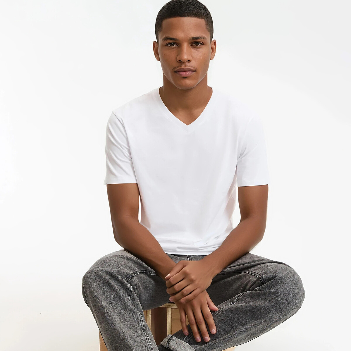 Κοντομάνικο βαμβακερό T-shirt με V λαιμόκοψη