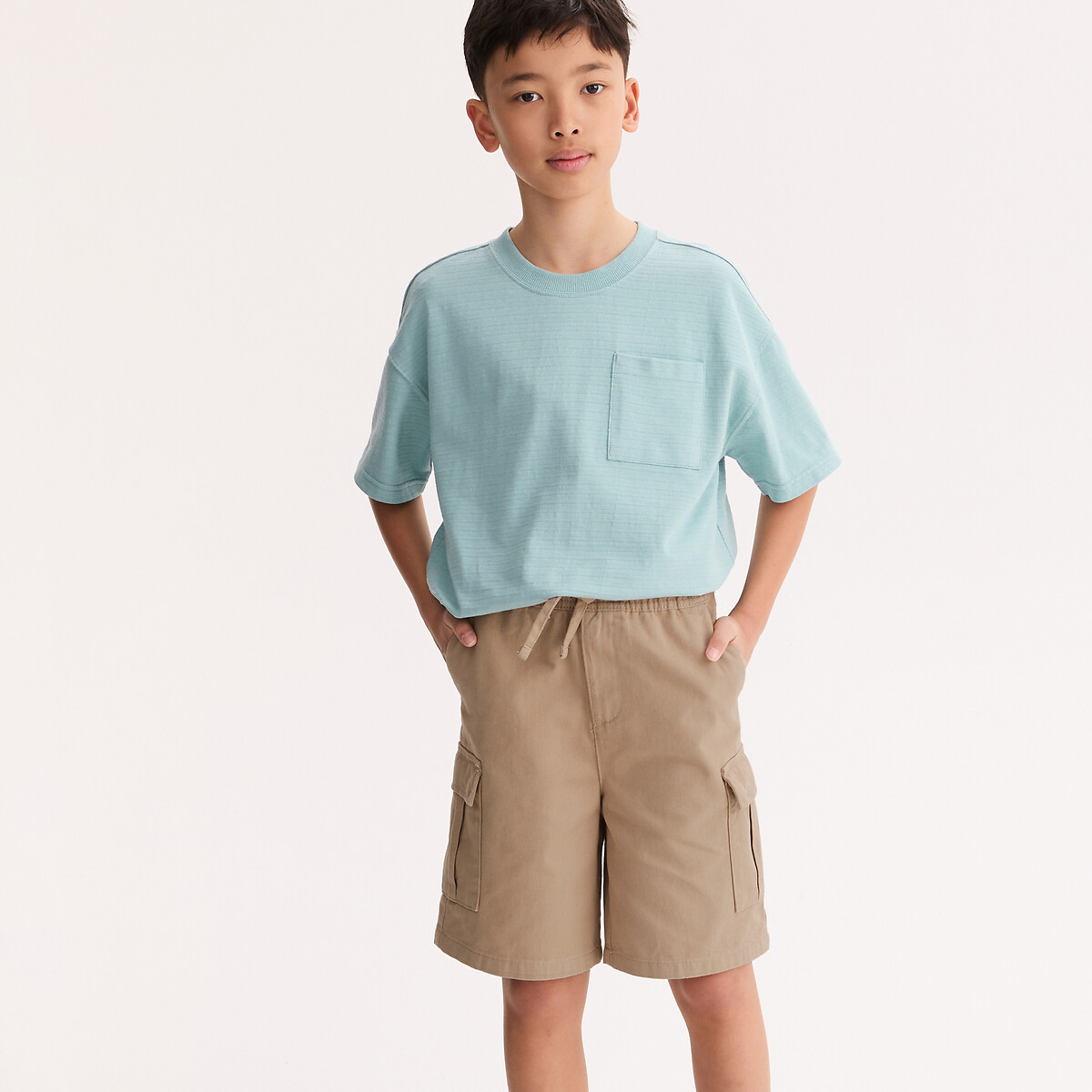 Κοντομάνικο T-shirt με στρογγυλή λαιμόκοψη και τσέπη στο στήθος