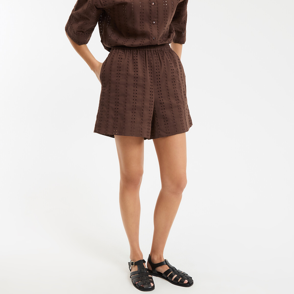 Σορτς με αγγλική δαντέλα και ελαστική μέση