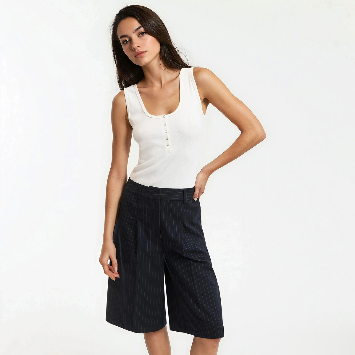 Αμάνικο μπλουζάκι και φαρδιές τιράντες