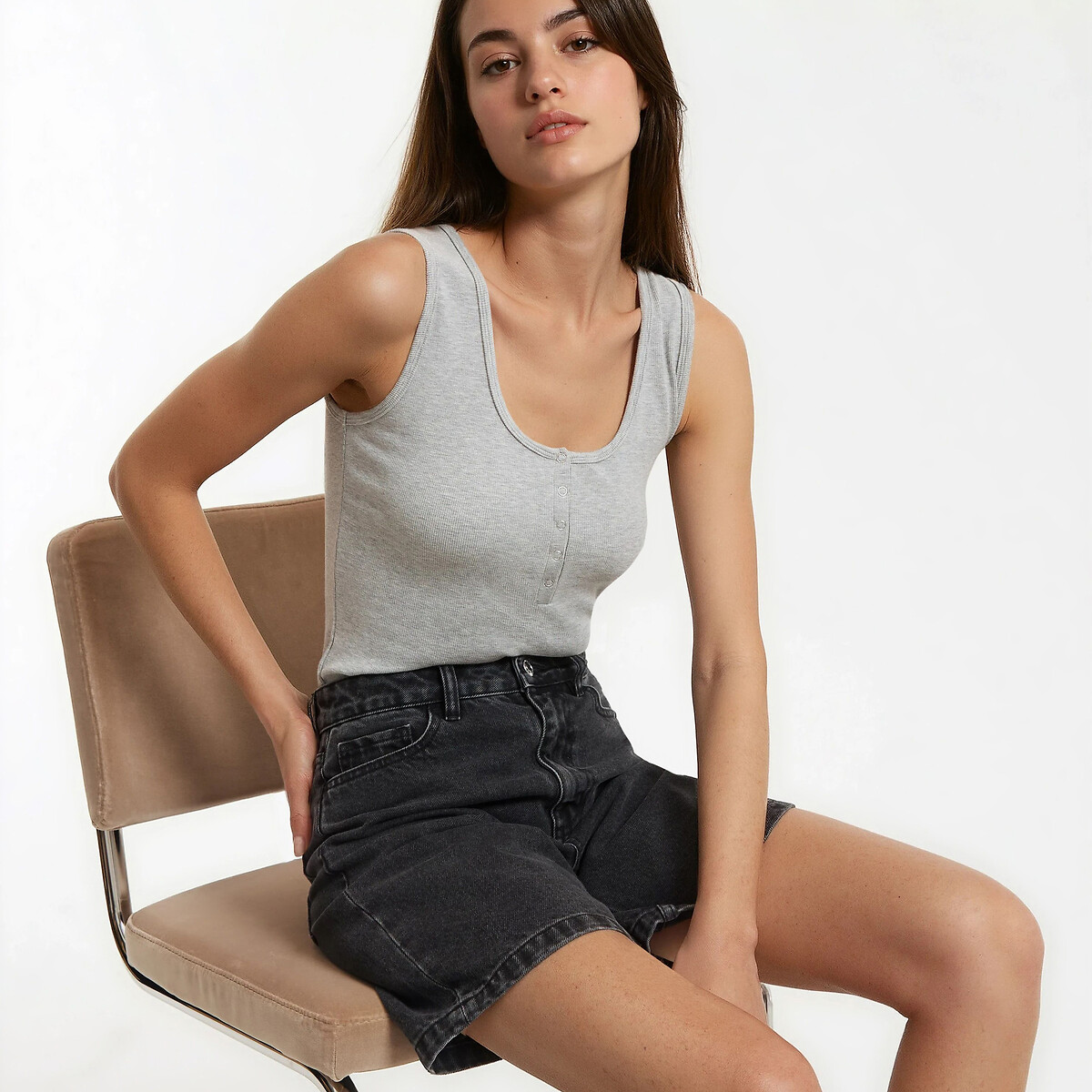 Αμάνικο μπλουζάκι και φαρδιές τιράντες