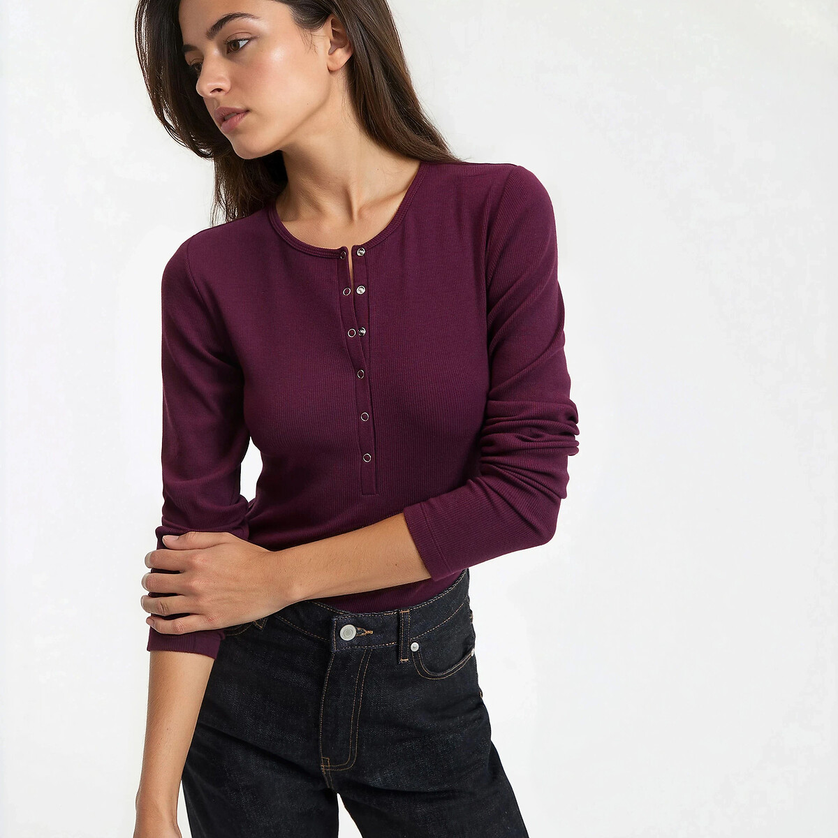 Μπλουζάκι με λαιμόκοψη τύπου τυνησιακή