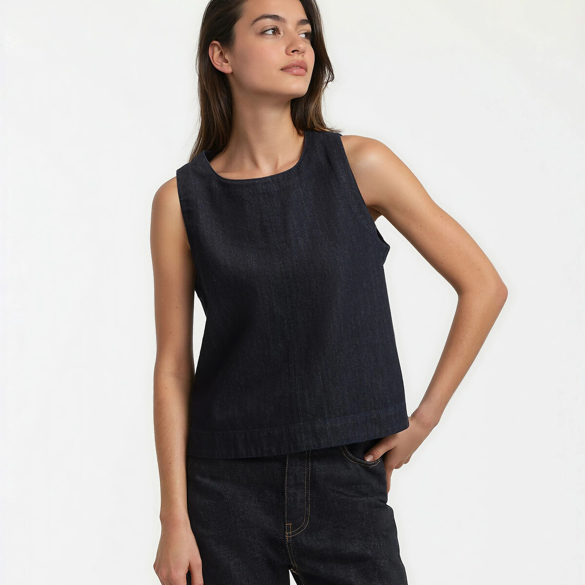 Αμάνικο τζιν τοπ με στρογγυλή λαιμόκοψη