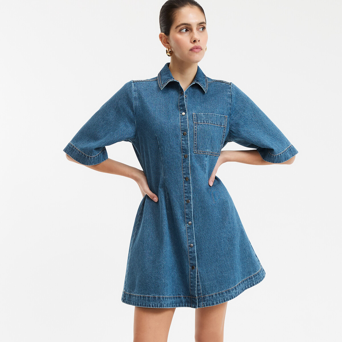 Κοντό τζιν φόρεμα σε γραμμή άλφα με κοντά μανίκια και κουμπιά μπροστά