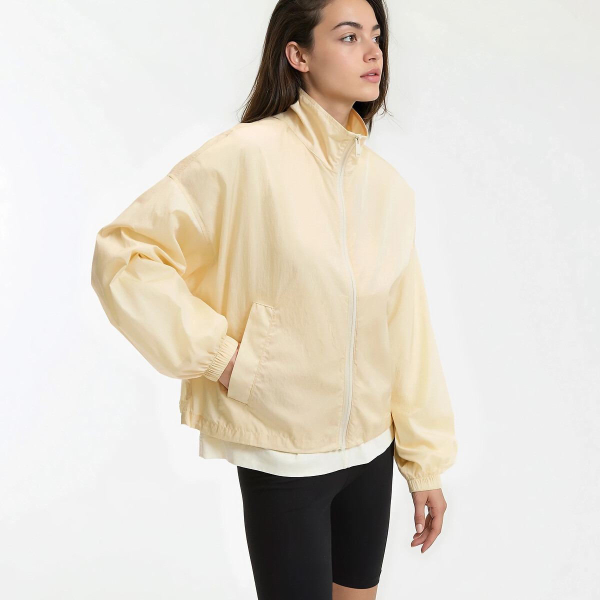 Κοντό αντιανεμικό μπουφάν με φερμουάρ