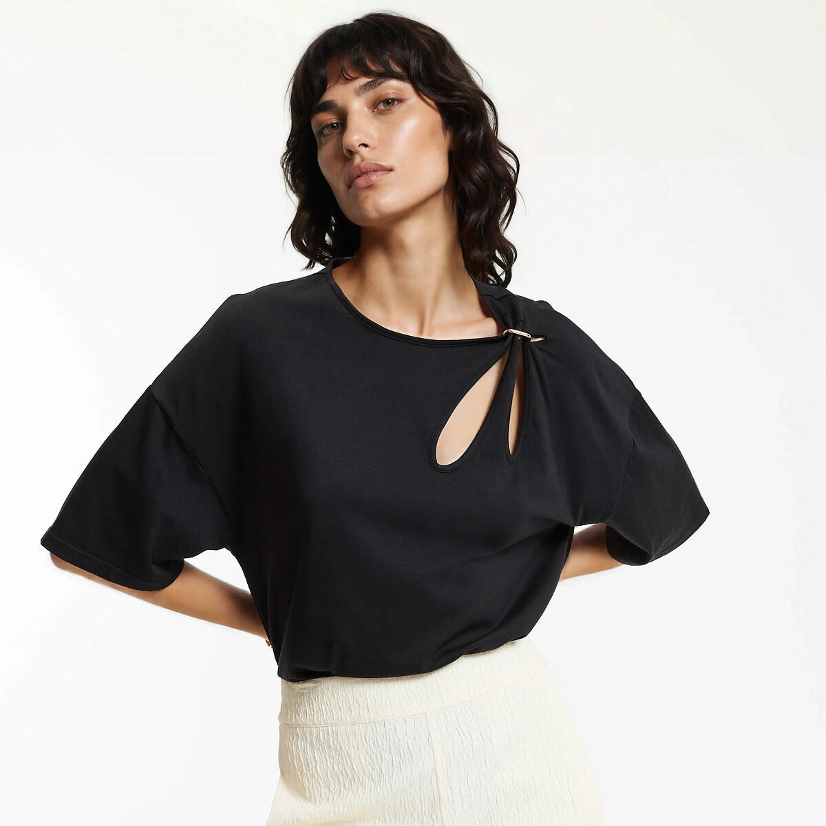 Κοντομάνικο μπλουζάκι με στρόγγυλη λαιμόκοψη