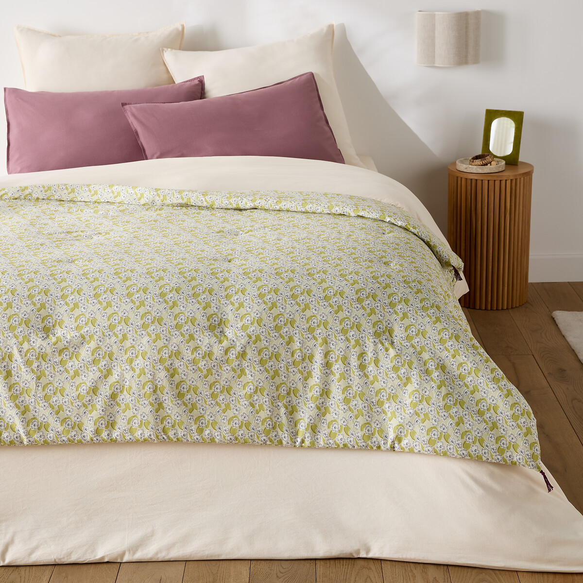 Κάλυμμα κρεβατιού με καπιτονέ φλοράλ σχέδιο από βαμβακερό βουάλ