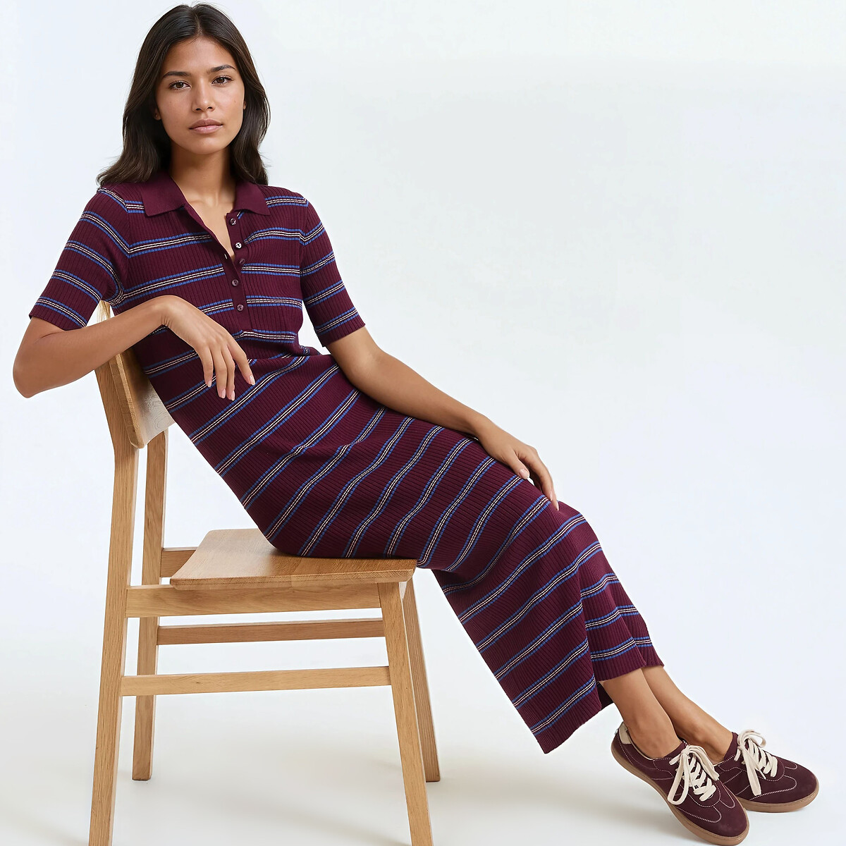 Μακρύ ίσιο πλεκτό ριγέ φόρεμα με κοντά μανίκια