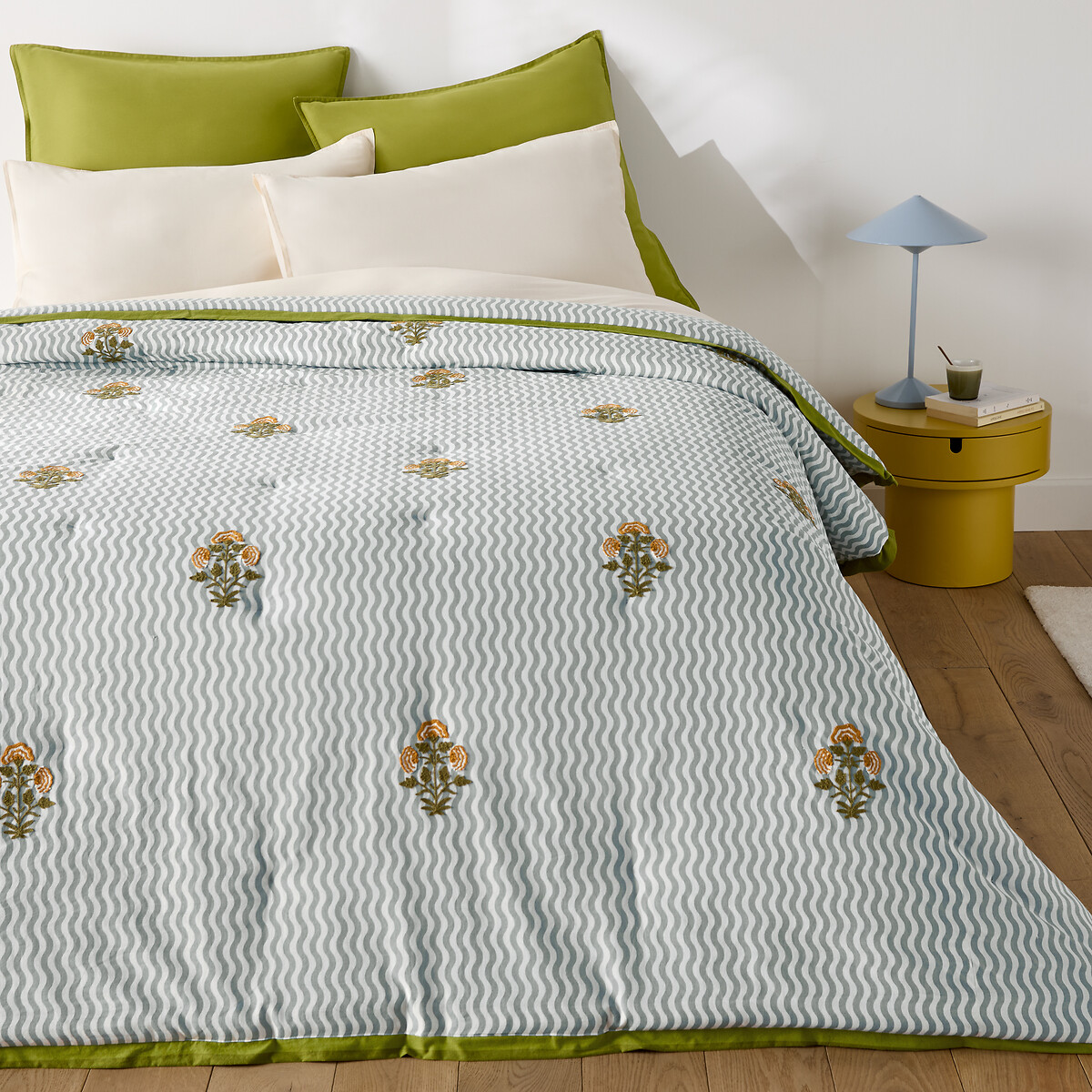 Καπιτονέ κάλυμμα κρεβατιού με ρίγες και κεντημένα λουλούδια 180x230 cm