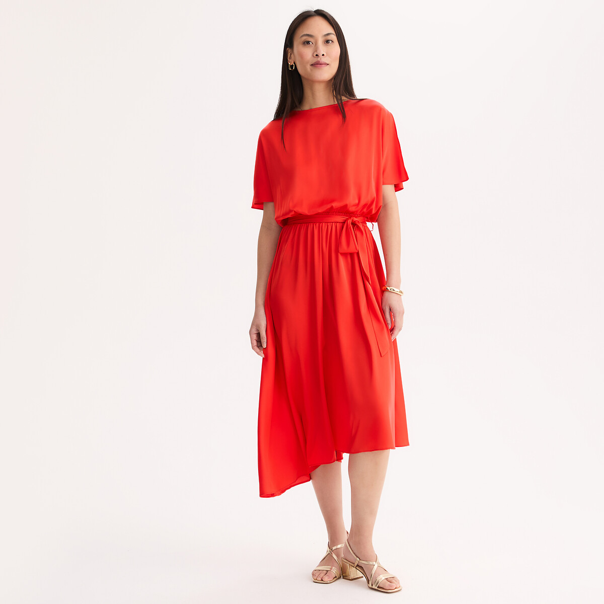 Φόρεμα μέχρι το γόνατο με κοντά μανίκια από σατέν