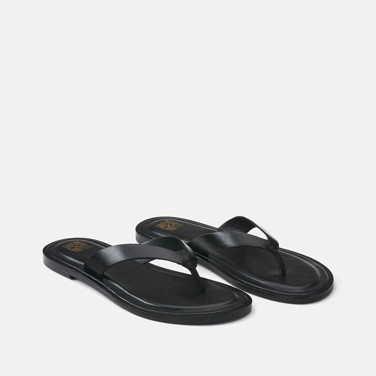 Επίπεδα δερμάτινα σανδάλια τύπου σαγιονάρα