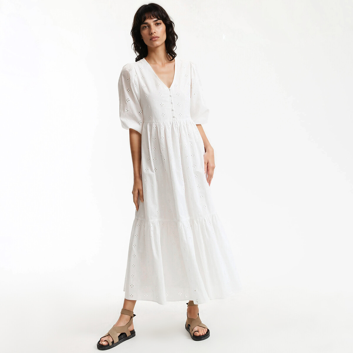 Μακρύ φόρεμα με αγγλική δαντέλα και V λαιμόκοψη