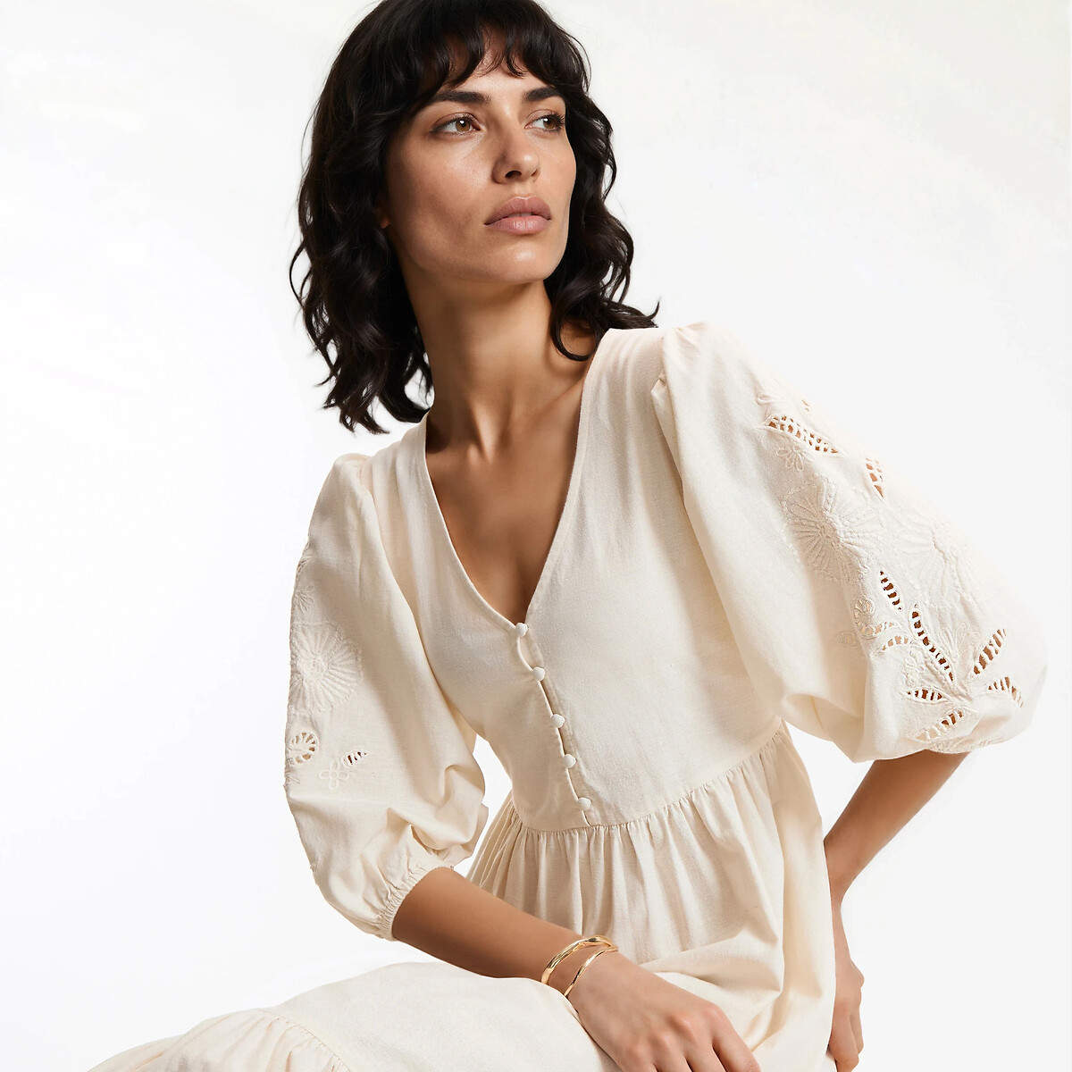 Μακρύ φόρεμα με V ντεκολτέ και κεντητά μανίκια