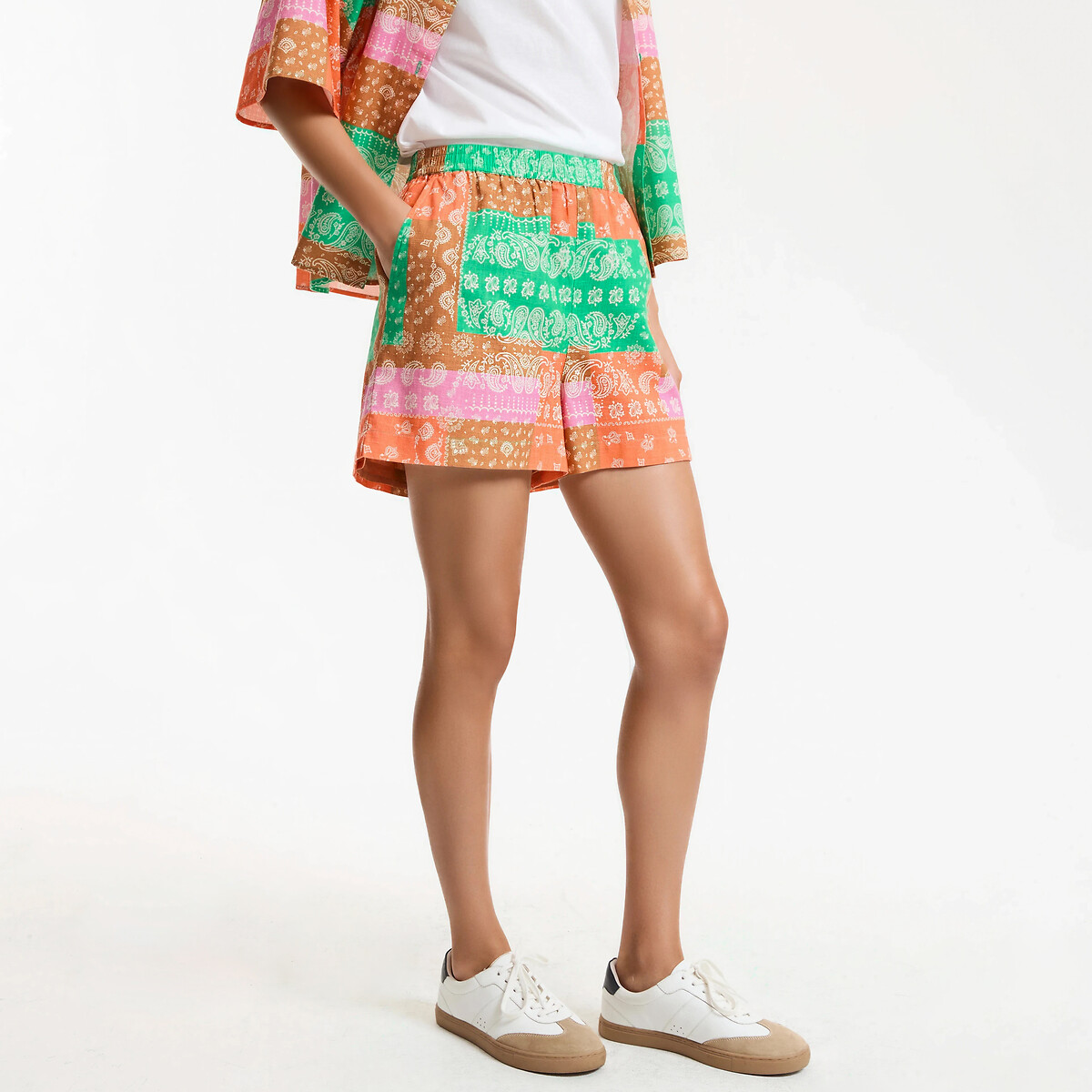 Σορτς με ελαστική μέση και σχέδιο λαχούρια