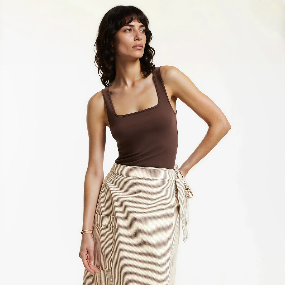 Αμάνικο τοπ με τετράγωνη λαιμόκοψη