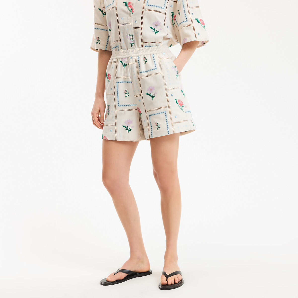 Κοντό σορτς με κεντητά λουλούδια και ελαστική μέση