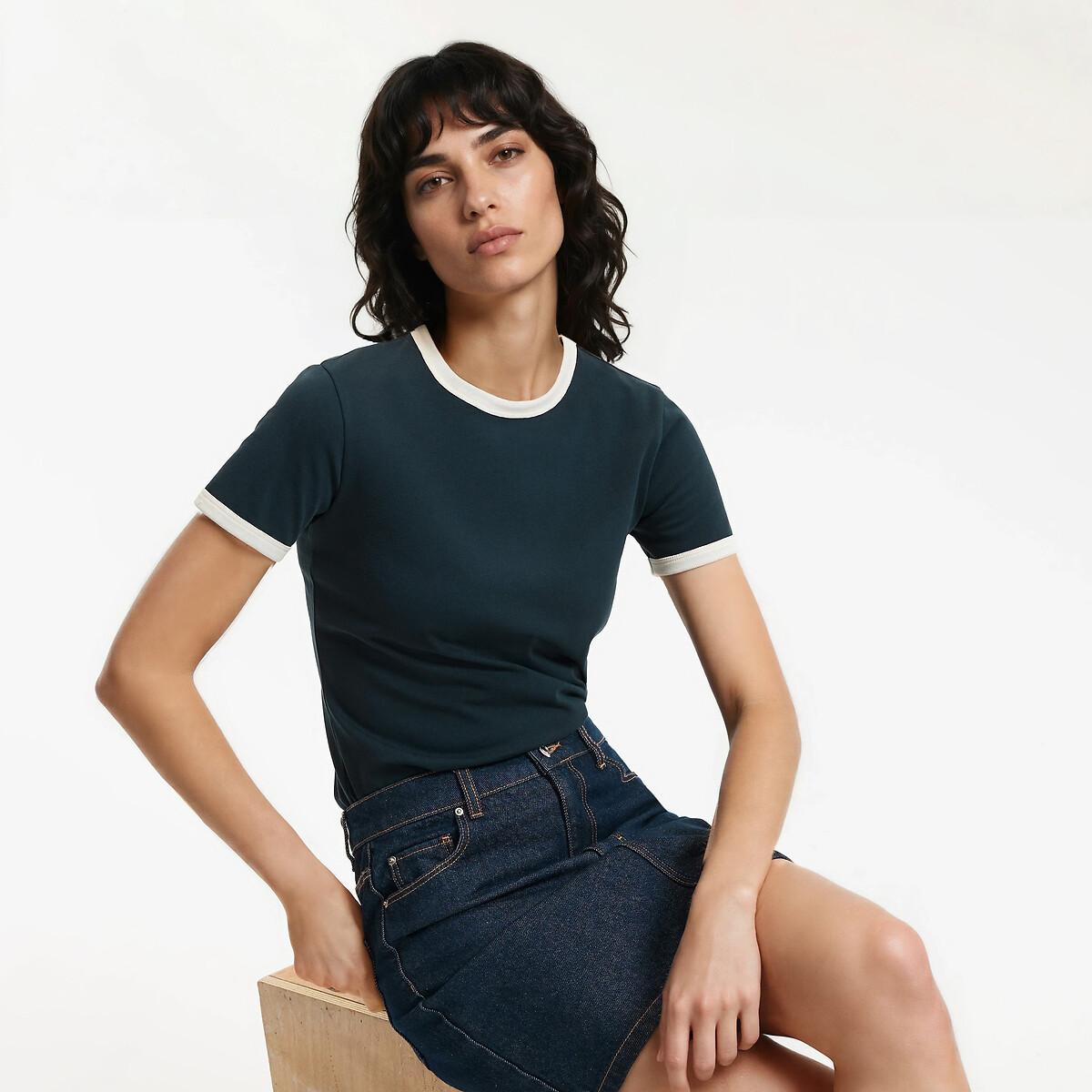 Κοντομάνικο t-shirt με στρογγυλή λαιμόκοψη και αντιθετικές λεπτομέρειες