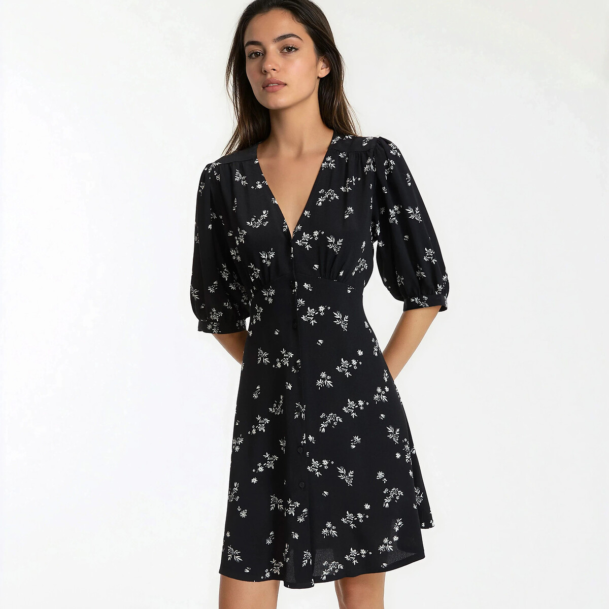 Κοντό ίσιο φόρεμα με φλοράλ μοτίβο και κοντά μανίκια