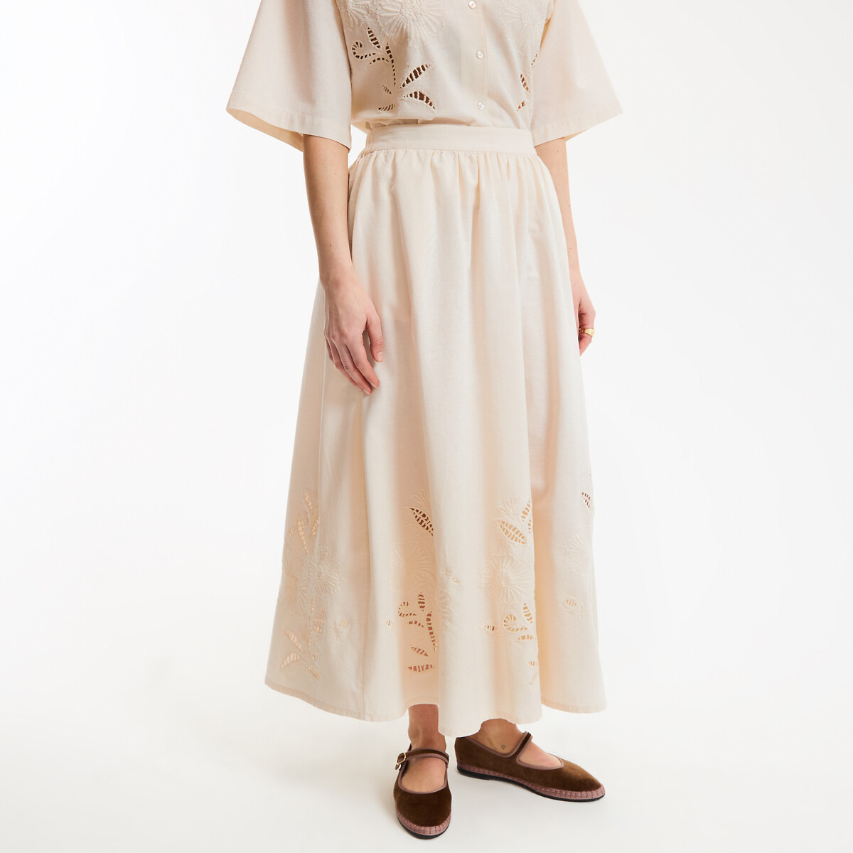 Μακριά φούστα με κέντημα και διαφάνειες