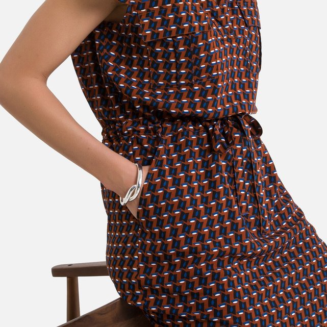 Eμπριμέ φόρεμα με γεωμετρικό μοτίβο σε ίσια γραμμή