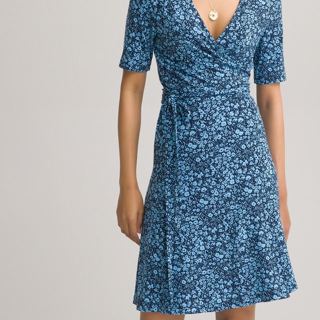 Κοντό φόρεμα-φάκελος με φλοράλ μοτίβο