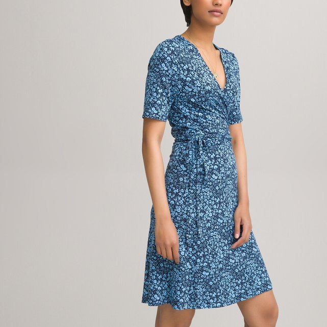 Κοντό φόρεμα-φάκελος με φλοράλ μοτίβο