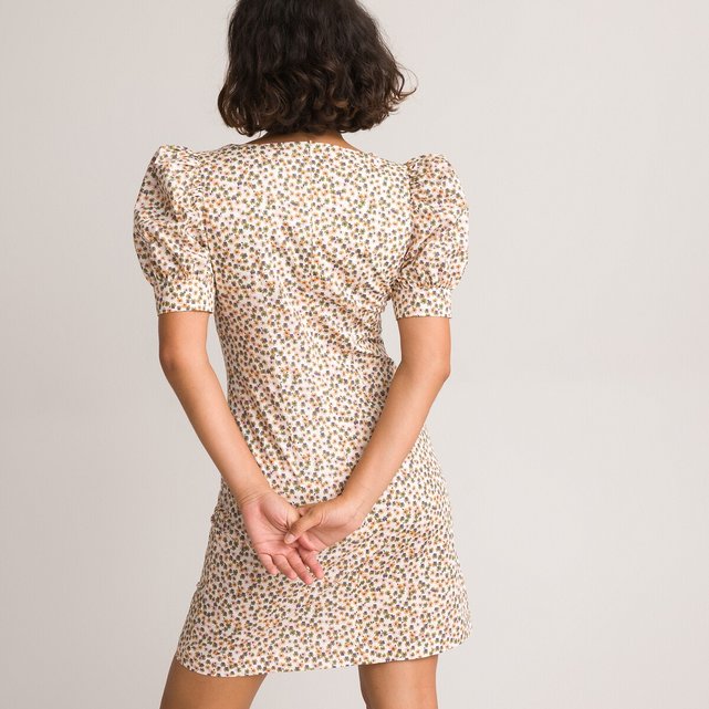 Κοντό εφαρμοστό φόρεμα με φλοράλ μοτίβο