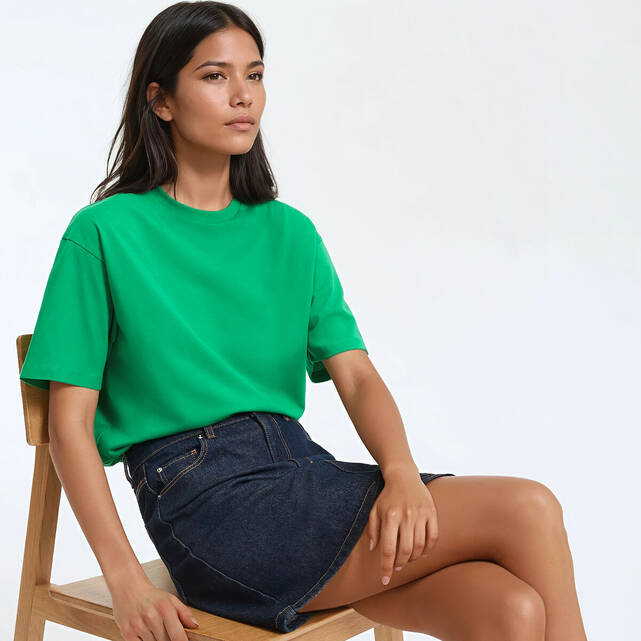 Κοντομάνικο βαμβακερό T-shirt σε loose γραμμή με στρογγυλή λαιμόκοψη