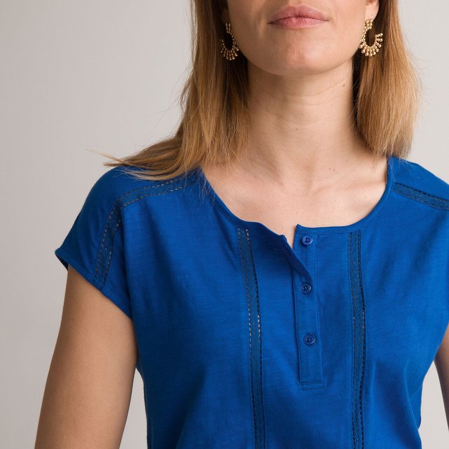 Κοντομάνικη μπλούζα με κουμπιά στη λαιμόκοψη