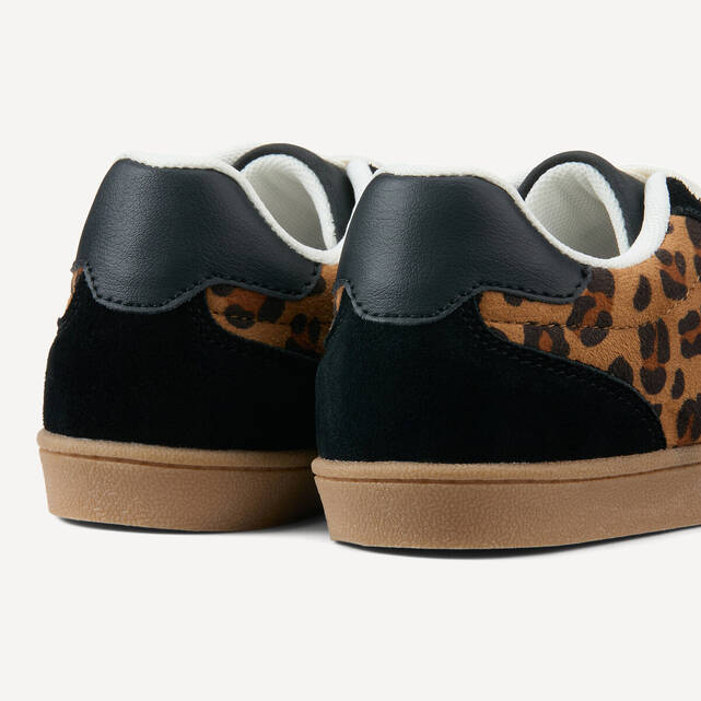 Ρετρό sneakers από δύο υλικά