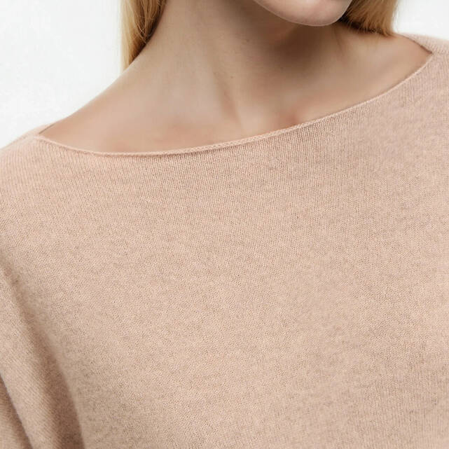 Πουλόβερ από λεπτή πλεκτή κασμίρι, με λαιμό boatneck
