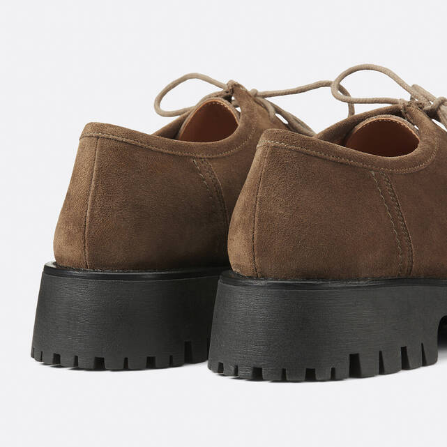 Brogues με τρακτερωτή σόλα από σουέντ δέρμα