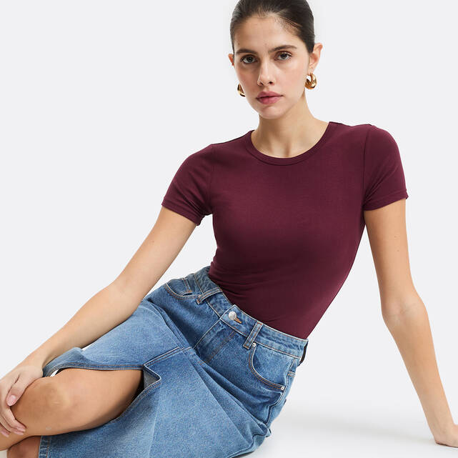 Κοντομάνικο μπλουζάκι με στρογγυλή λαιμόκοψη
