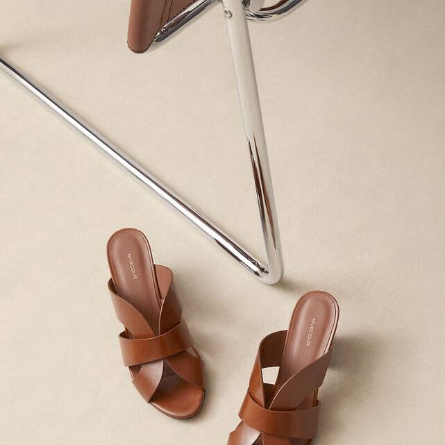 Πέδιλα τύπου mules με τακούνι από δέρμα n°561