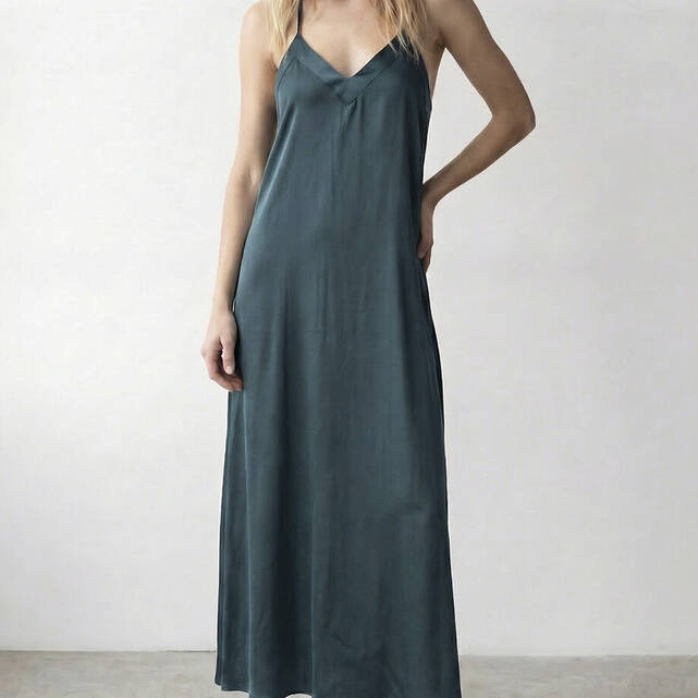 Μακρύ σατέν φόρεμα