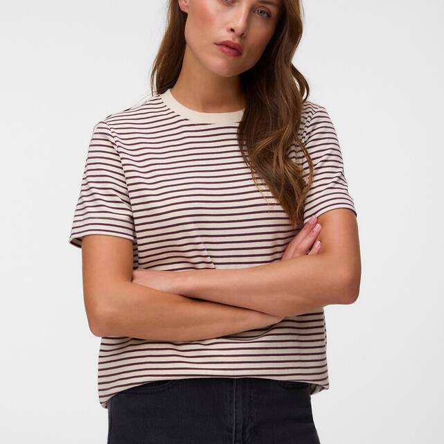 Ριγέ t-shirt με στρογγυλή λαιμόκοψη και κοντά μανίκια